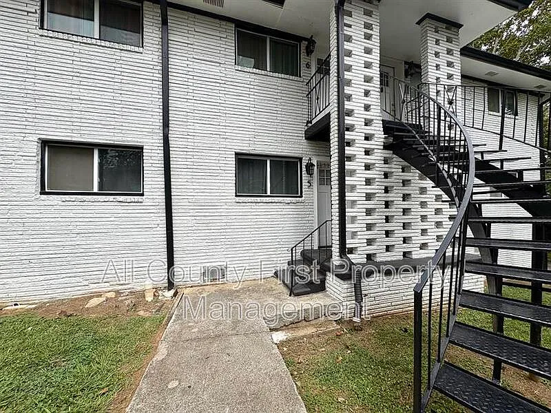 2 bed, 1.0 bath, $1,350 — Photo 2