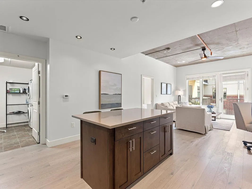 1 bed, 1.0 bath, 793 sqft, $4,000 — Photo 2