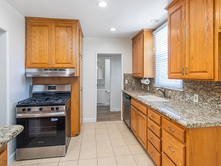 22436 Avenue San Luis — Photo 11