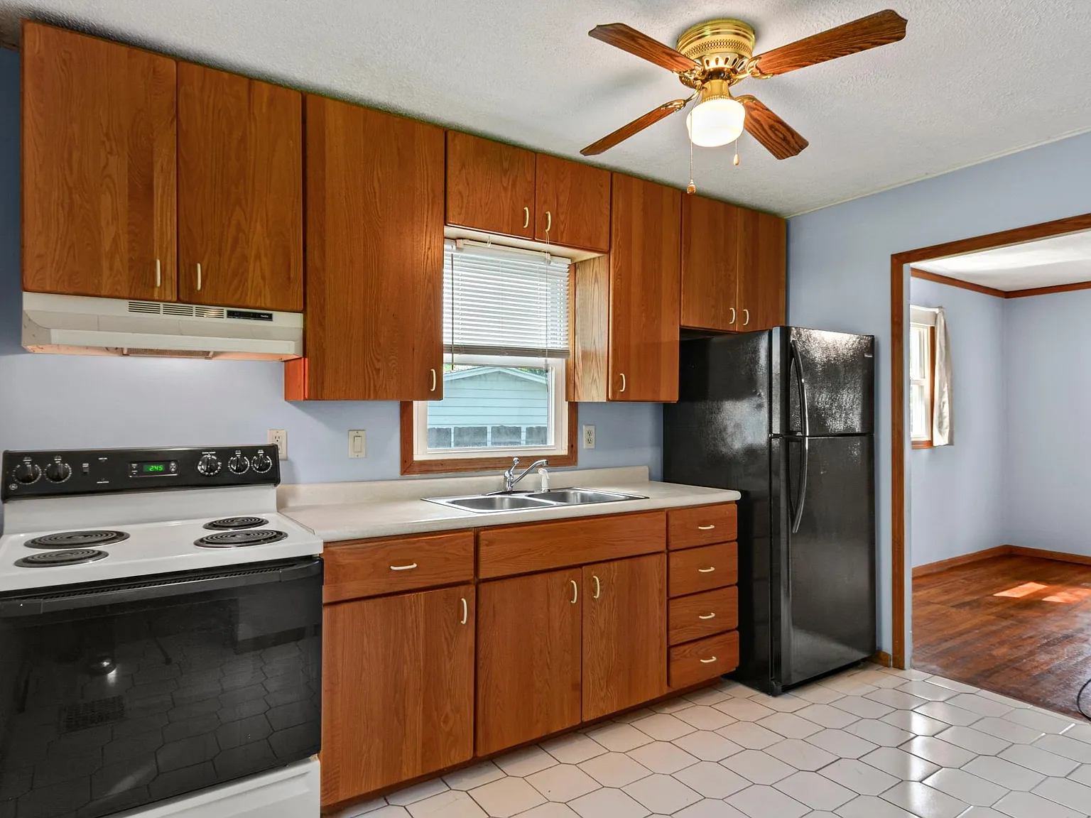 3 bed, 825 sqft, $1,500 — Photo 4
