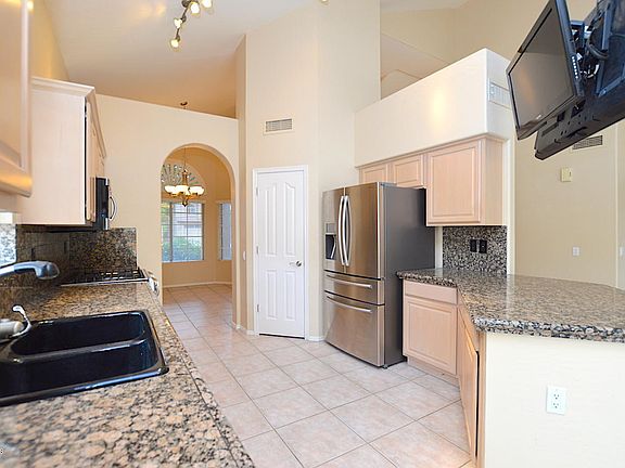 4th image of 2066 E La Salle Way