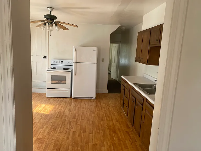 223 E Middle St — Photo 9