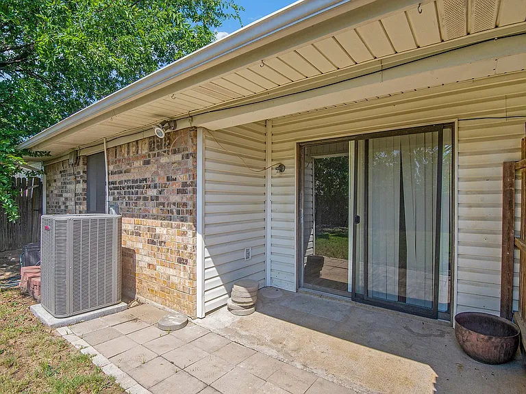 6819 W Cleburne Rd — Photo 21