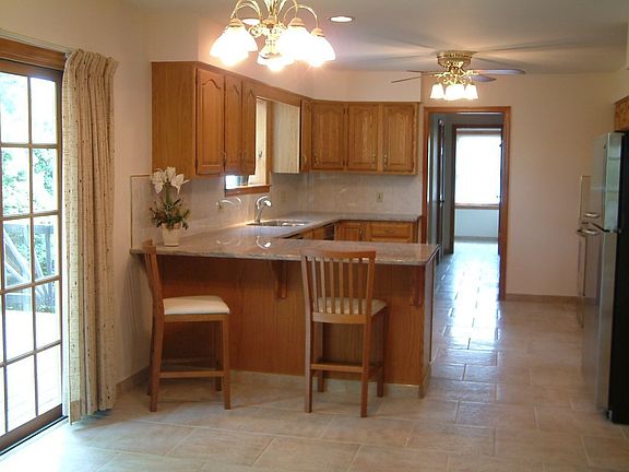Huge Kitchen w/granite