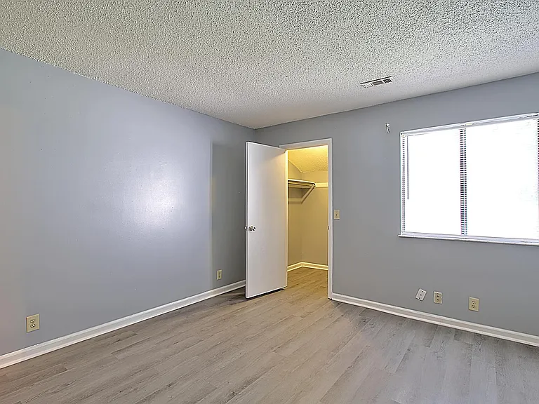 910 Brett Dr — Photo 8