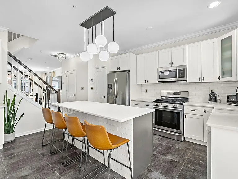 436 Albany Ct — Photo 7