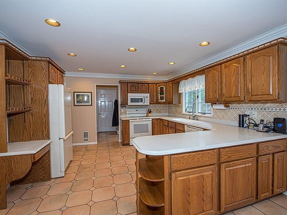 5th image of 7 Deerfield Dr