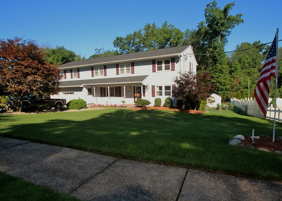1st image of 15 Mayhew Dr