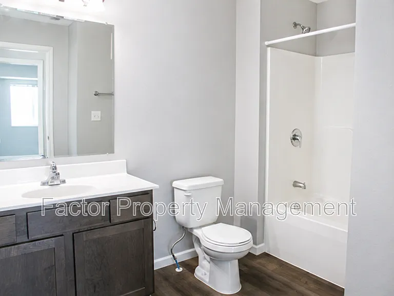 561 Elk St S — Photo 49