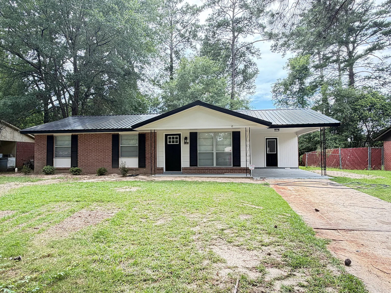 3 bed, 1000 sqft, $1,500 — Photo 1