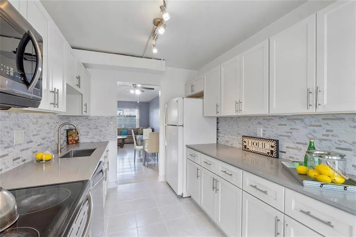 Building Photo - 7500 NW 5th Ct #104