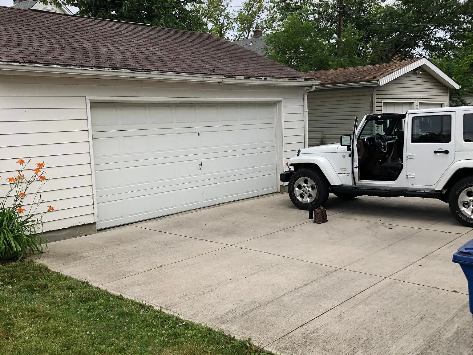2088 Chesterland Ave — Photo 4