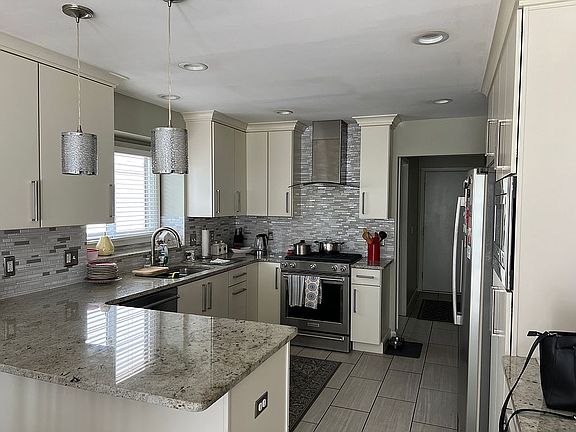 5th image of 37051 Hanson Dr