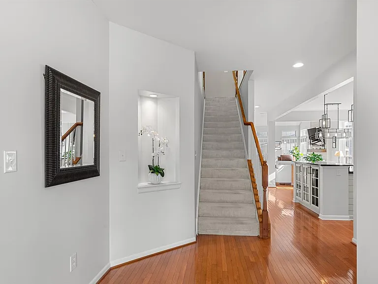 301 Adelaide Dr — Photo 12