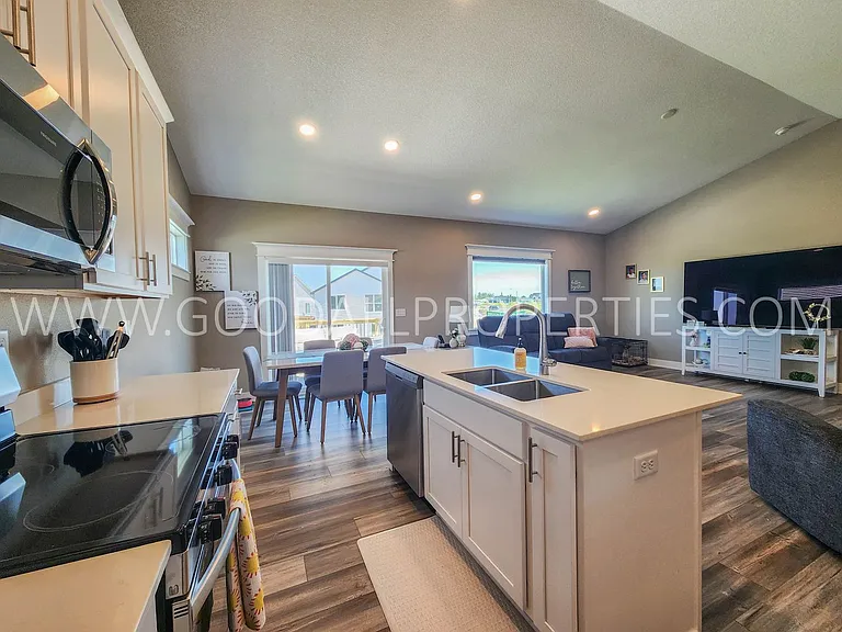 285 NW Morgan Ct — Photo 3