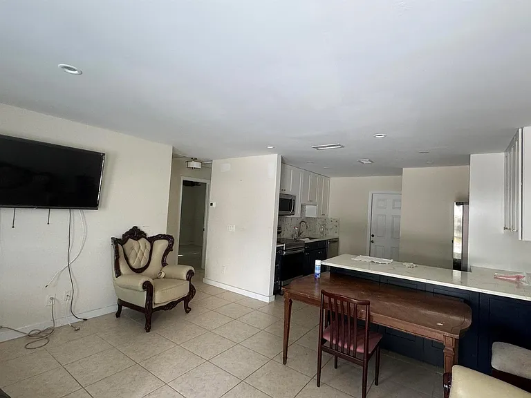 1869 Windsor Dr — Photo 3