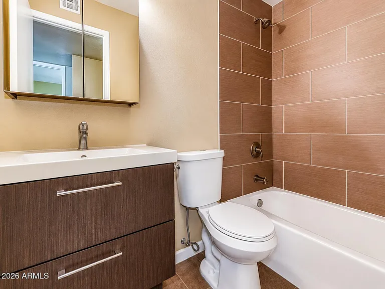 1015 E Marigold Ln — Photo 8