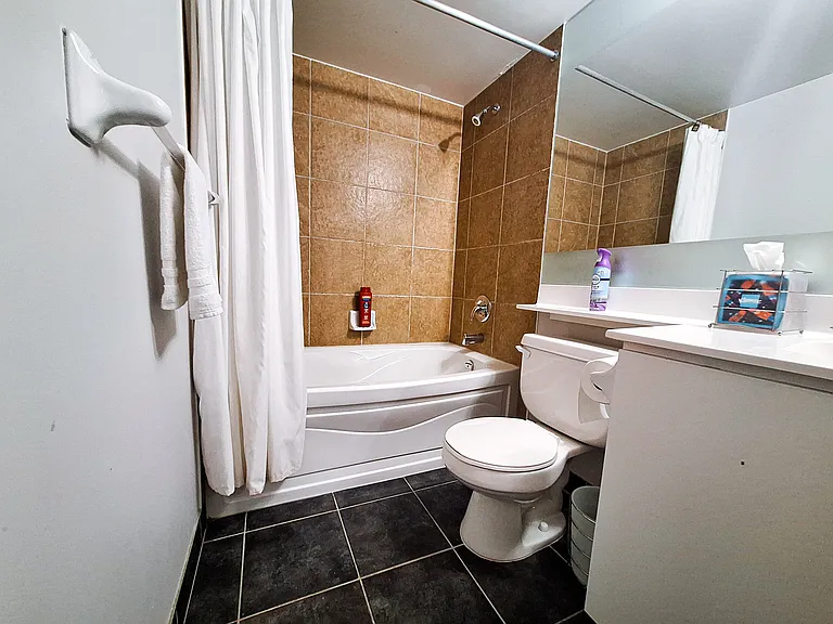 310 Burnhamthorpe Rd W — Photo 18