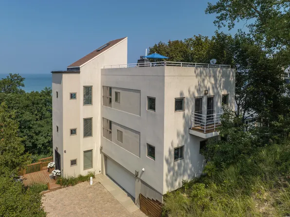4260 Ponchartrain Dr, New Buffalo, MI 49117