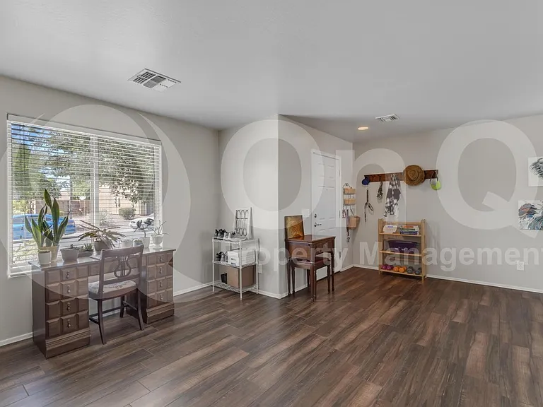 2561 N Hawthorn Dr — Photo 27