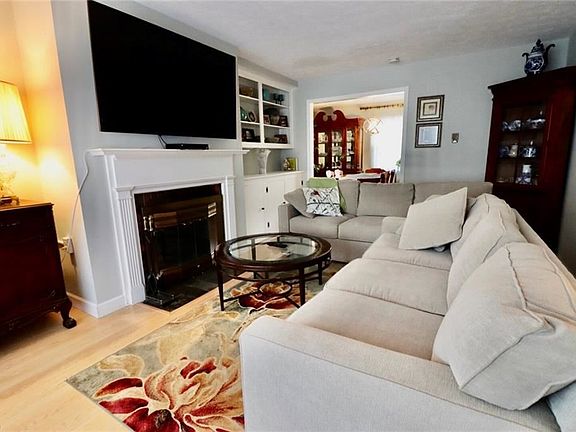 4th image of 11 Meadowlawn Dr Unit 25