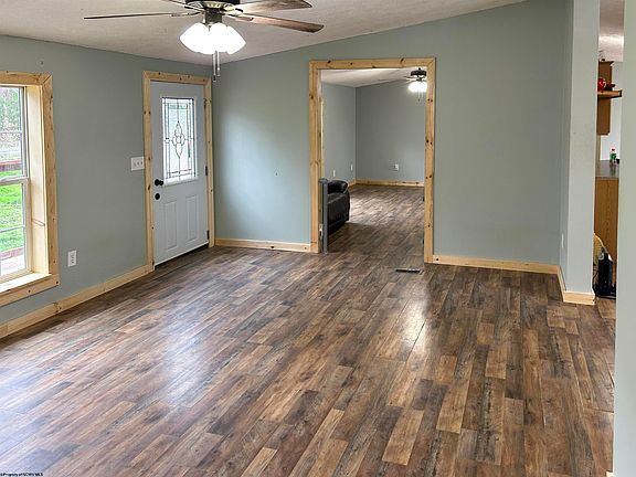 4th image of 673 Pond Rd