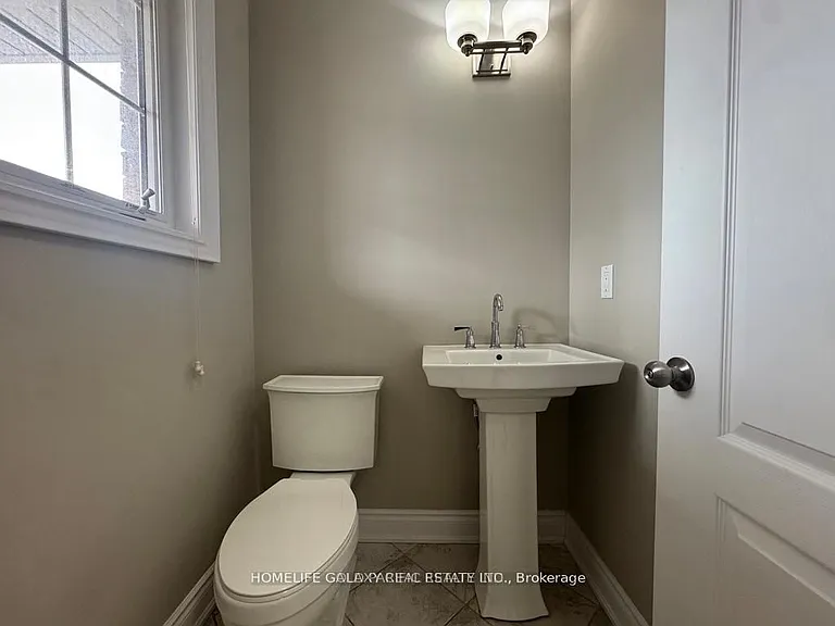 86 Nathan Cres — Photo 12