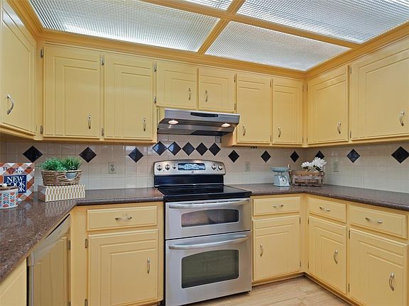 3rd image of 1372 W Cedarbrook Ln