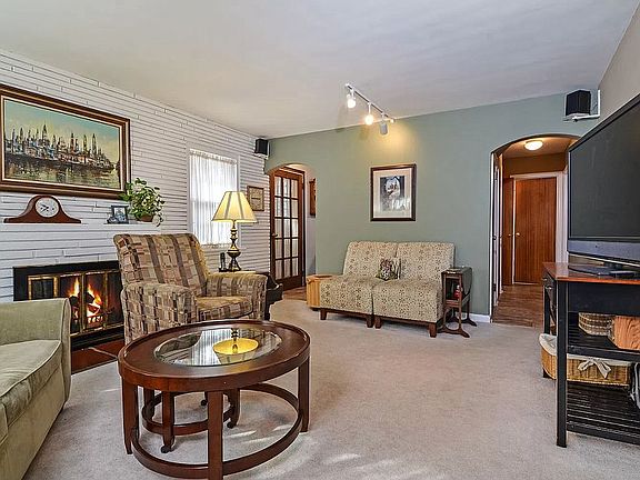 4th image of 227 Clunie Ave