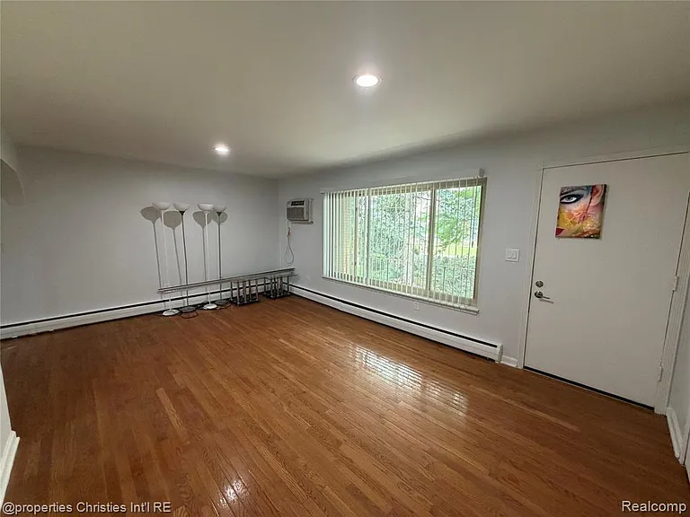 2655 E Maple Rd — Photo 5