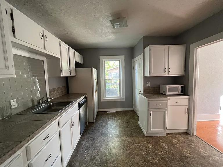 145 E 21st St #1 — Photo 8