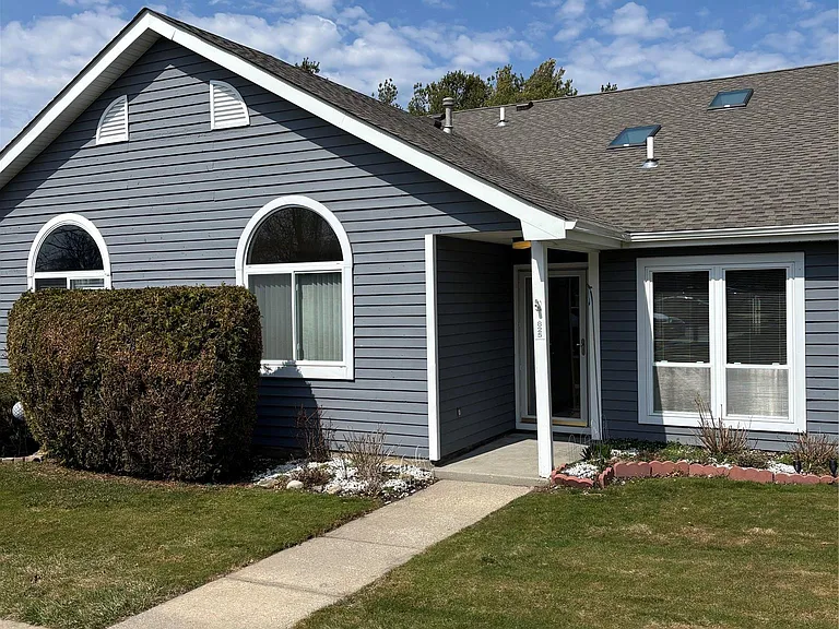 825 Spring Lake Dr — Photo 2