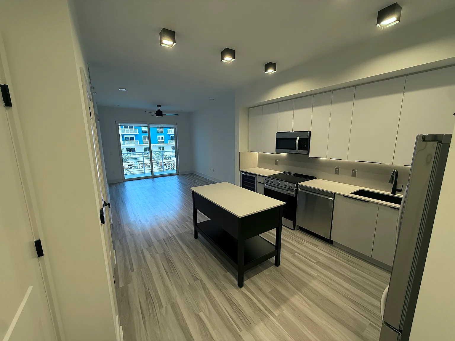1 bed, 763 sqft, $2,450 — Photo 3