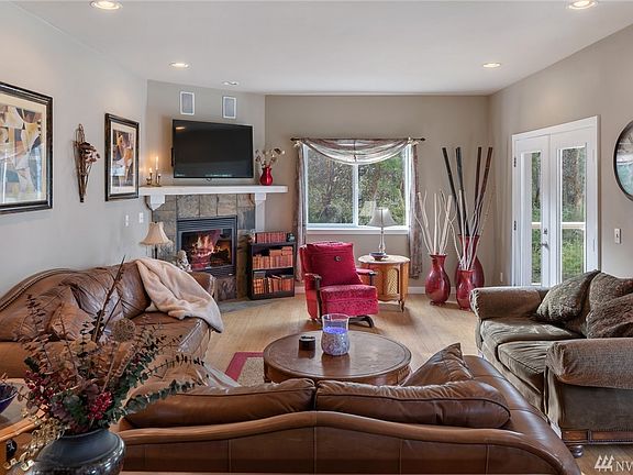 4th image of 518 206th Ave NW