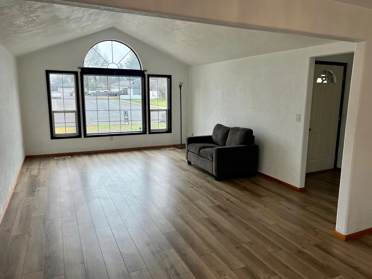 469, ID #, 877 Westrop Drive - 1 — Photo 4