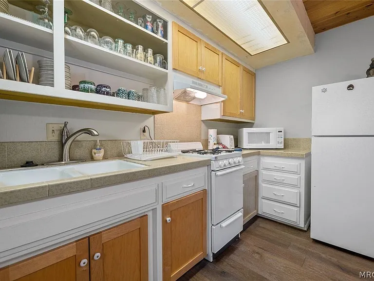 225 W Rainbow Blvd — Photo 7