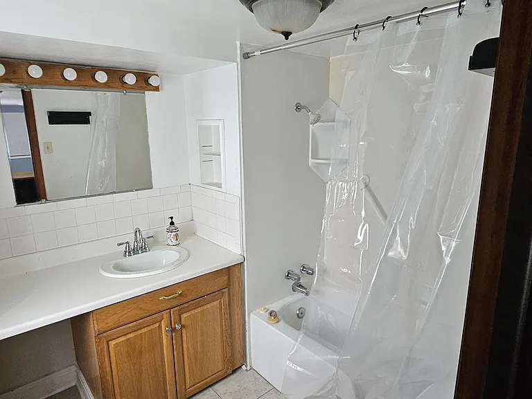 3520 N Narragansett Ave #B — Photo 2