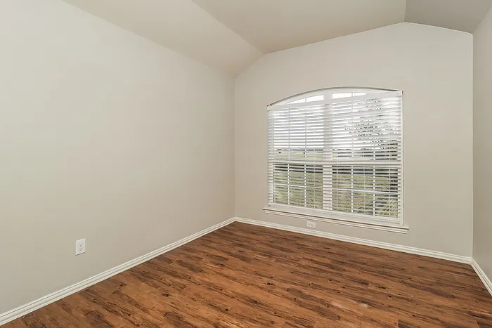 300 Windmill Ct — Photo 13
