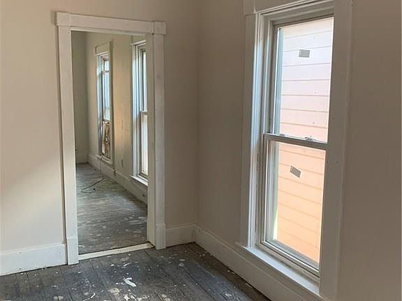 4th image of 840 Noble St