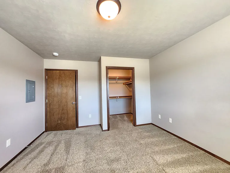 PRAIRIE POINTE APARTMENTS — Photo 13