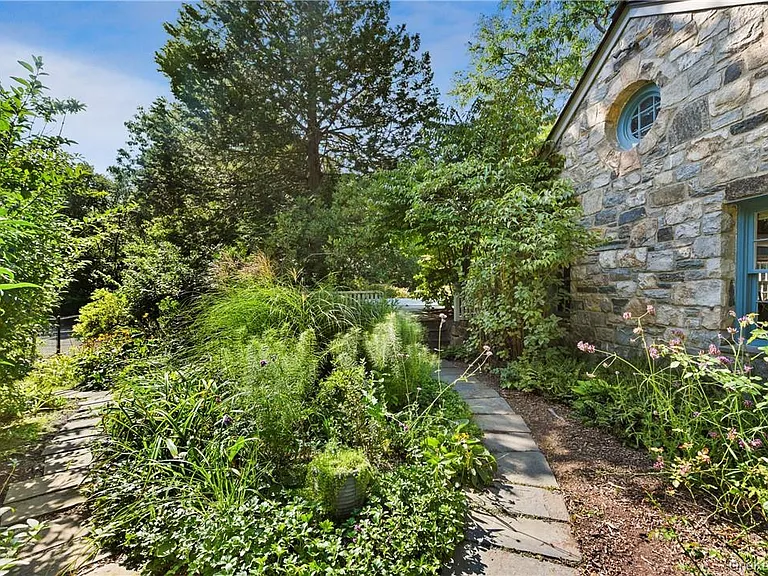 106 Old Stone Hill Rd — Photo 24