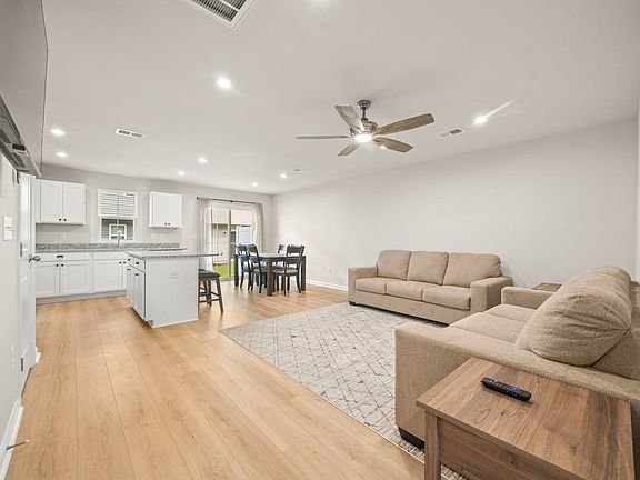 3rd image of 302 Myrtle Meadows Dr #na