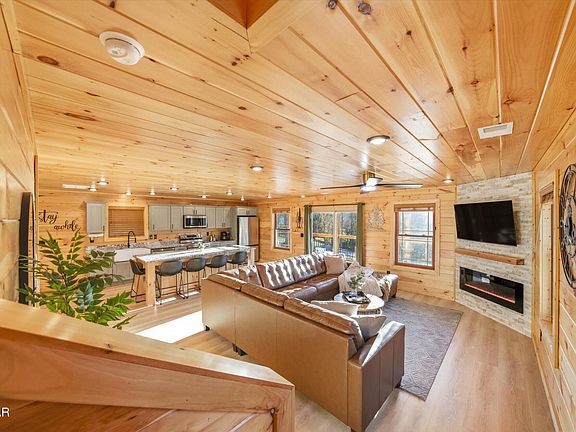 3rd image of 3617 Marshall Ln
