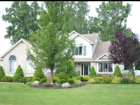 21111 Greenbriar Ln, South Lyon, MI 48178