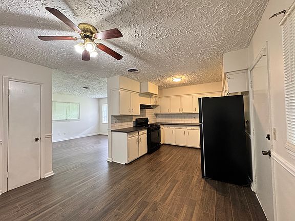 Breakfast Area & Kitchen
