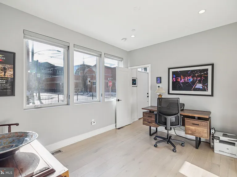 527 Brown St — Photo 4