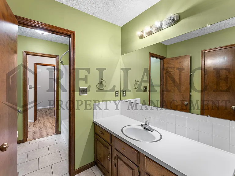 1111 E Redwood Rd — Photo 21