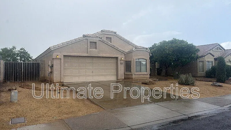 4 bed, 2.0 bath, 1906 sqft, $2,095 — Photo 2