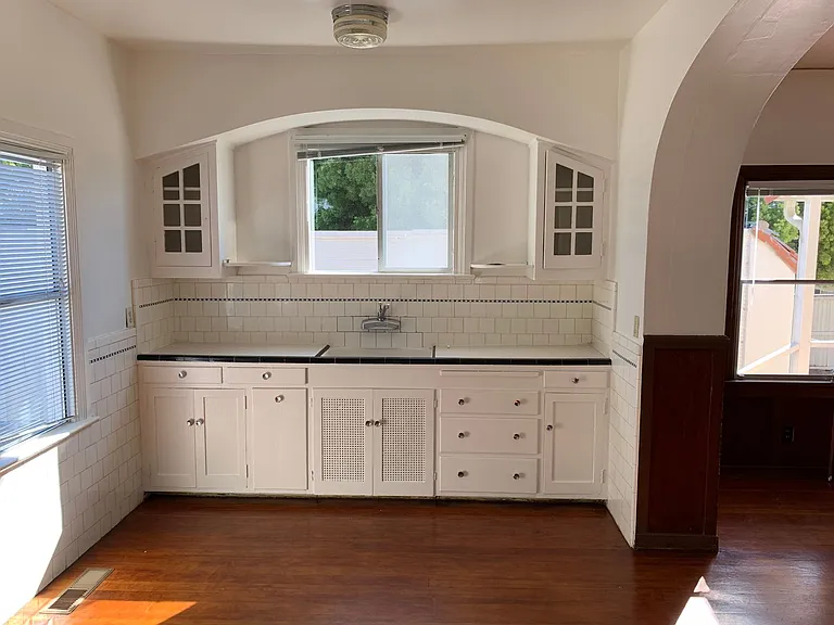 560 Jefferson St — Photo 8
