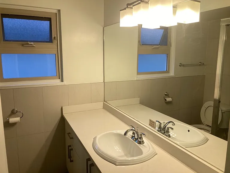 5704 Dundas St #UPPER — Photo 14